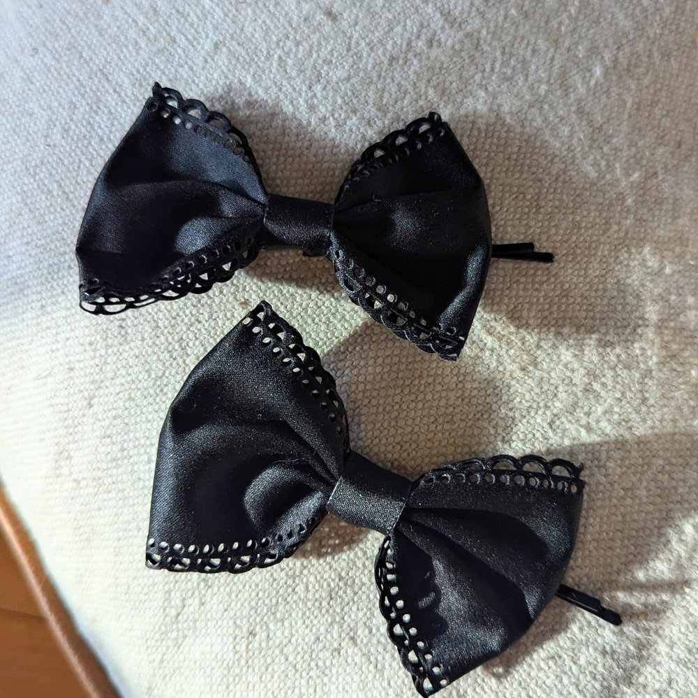 🆕 black satin eyelet trim bow set